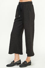 Load image into Gallery viewer, Crinkled Black Cropped Wide-Legged Pants